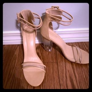 Super cute nude sandals with a chunky heel!